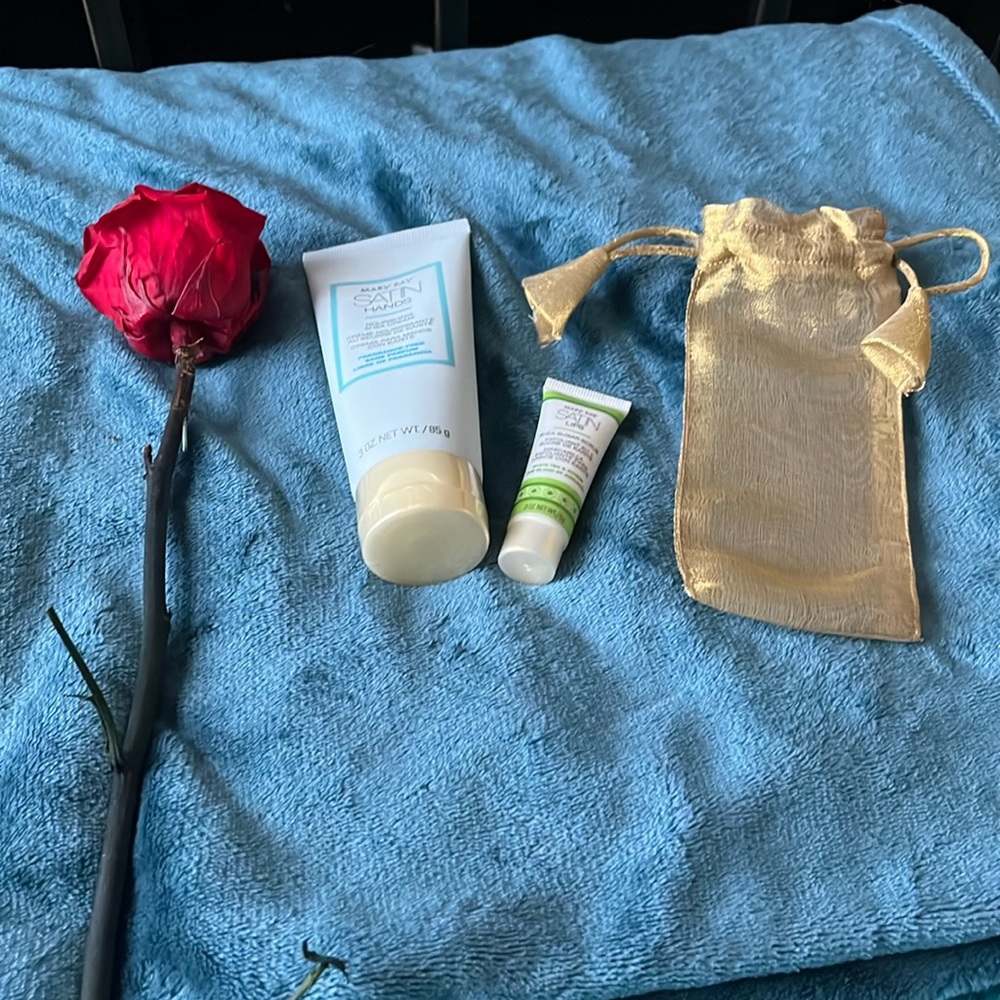 Satin lips and hands